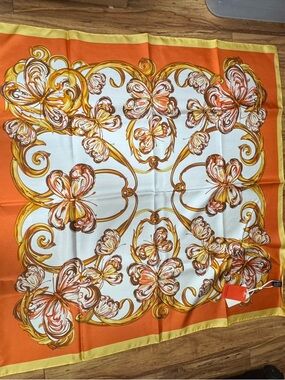 NWT Wensli of Mulberry 100% Silk 
Orange and White Floral Print Silk Scarf
